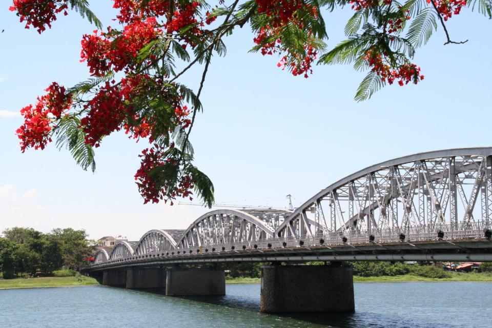 dat-truong-tien-bridge.jpg