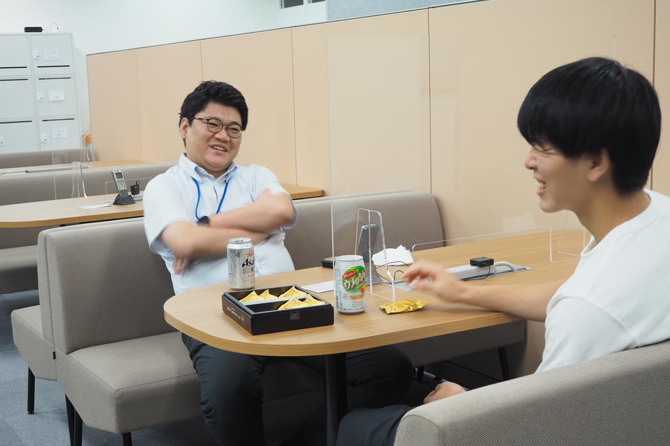 社内カフェ（大嶋、植村）.JPG